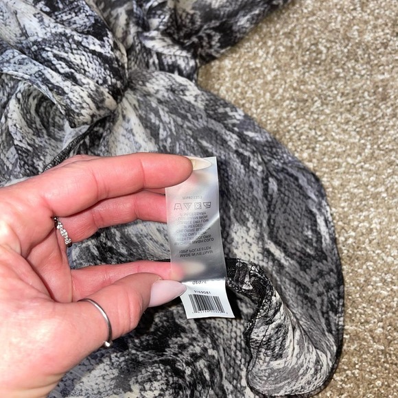 Vince Camuto blouse top faux wrap snake skin print long sleeve black/white SZ L - Picture 6 of 11